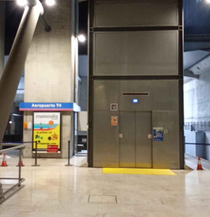 Mupi junto ascensor en metro T4 Mupi ubicado junto ascensor en metro T4 aeropuerto Madrid