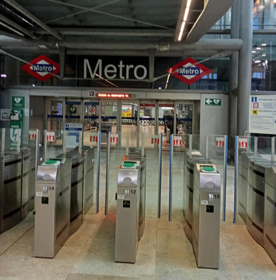 Vestibulo T4 Aeropuerto Madrid Mupi en vestíbulo aeropuerto Madrid T4